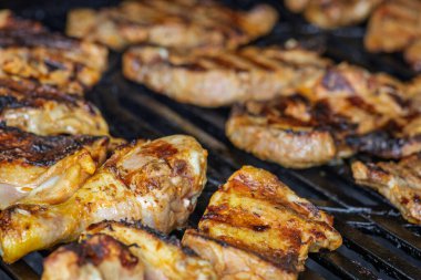 İyi marine edilmiş et ve tavuk ızgarada cızırdıyor, mangal ustalığı sergiliyor ve nefis ızgara yemek aromaları sergiliyor, açık hava toplantıları ya da yaz aile barbeküleri için mükemmel..