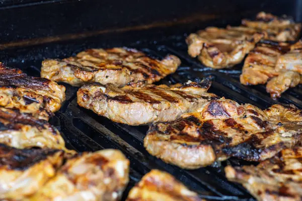 İyi marine edilmiş et ve tavuk ızgarada cızırdıyor, mangal ustalığı sergiliyor ve nefis ızgara yemek aromaları sergiliyor, açık hava toplantıları ya da yaz aile barbeküleri için mükemmel..