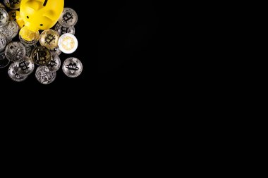 Siyah bir yüzey üzerinde gümüş ve altın Bitcoin paralarla çevrili sarı bir kumbara. Görüntü, modern teknoloji güdümlü bankacılık sektöründeki dijital para birimi, mali tasarruf ve yatırım stratejilerini sembolize ediyor..