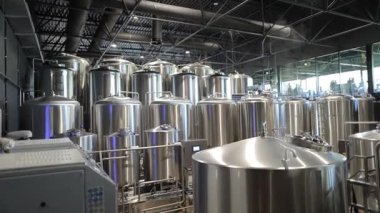 Bira fermantasyon tankları olan modern bir bira fabrikasının içinde.