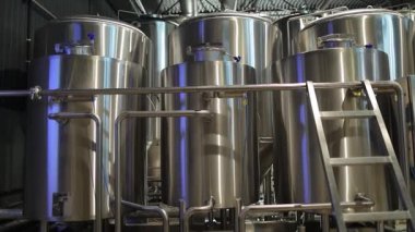 Bira fermantasyon tankları olan modern bir bira fabrikasının içinde.