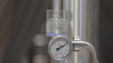 Fabrika makinesinin manometresi. Basınç göstergesini kapat.