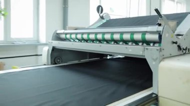Tekstil fabrikasında çalışan makinelerin yakın çekim görüntüsü iyi bir açıdan.