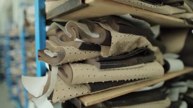 Tekstil fabrikası. Tekstil ürünleri ve mallardan oluşan büyük bir depo..