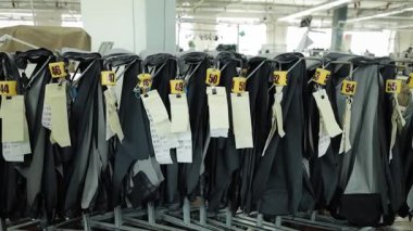 Üretim aşamasındaki kıyafetlerle doldur. Fabrika bitmiş ürünler