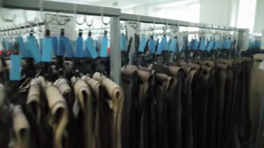 Üretim aşamasındaki kıyafetlerle doldur. Fabrika bitmiş ürünler