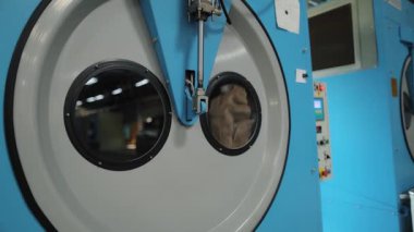 Endüstriyel çamaşır makinesi. Tekstil fabrikası.. 