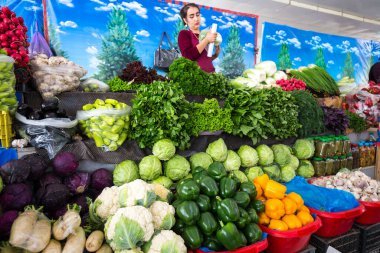 SAMARKAND, UZBEKISTAN - 15 Nisan 2022: Semerkand, Özbekistan 'daki Siyob (Siab) Çarşısında sebze satıcısı