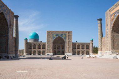 Semerkant, Özbekistan 'daki Registan ve üç medresesinin manzarası. Soldan sağa: Ulugh Dilenci Madrasah, Tilya-Kori Madrasah ve Sher-Dor Madrasah.