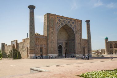 Semerkant, Özbekistan 'daki Registan Meydanı' nda Ulugh Yalvarıyor Madrasah