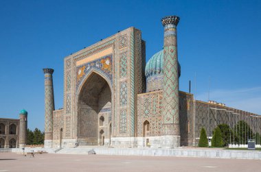 Sher-Dor Madrasah, Özbekistan 'ın Semerkant kentinde 17. yüzyıldan kalma bir medresedir.