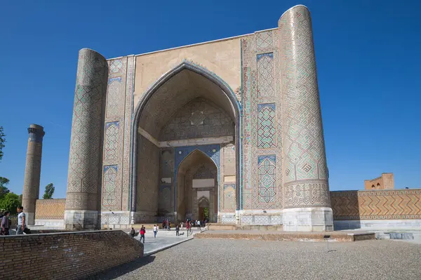 SAMARKAND, UZBEKISTAN - 15 Nisan 2022: Bibi-Khanym Camii Semerkant, Özbekistan 'ın en önemli anıtlarından biridir