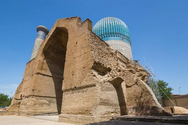 Guri Amir veya Gur Emir, Özbekistan 'ın Semerkand kentindeki Moğol fatihi Amir Temur veya Tamerlane' in mozolesidir.