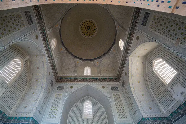 Özbekistan Semerkand 'ın en önemli eserlerinden biri olan Bibi-Khanym Camii' nin içi