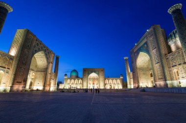 Semerkant, Özbekistan 'daki Registan ve üç medresesinin manzarası. Soldan sağa: Ulugh Dilenci Madrasah, Tilya-Kori Madrasah ve Sher-Dor Madrasah.