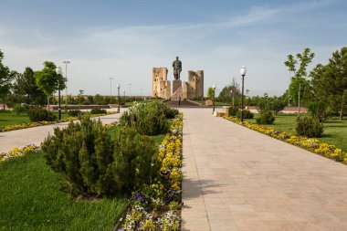  Amir Temur heykeli ve Ak-Saray Sarayı, Şahrisabz, Özbekistan 'daki miras ikiz binaları.