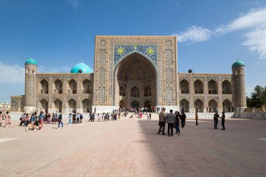SAMARKAND, UZBEKISTAN - 17 Nisan 2022: Tilya Kori Madrasa, ayrıca Tila-Kori Madrasa olarak da bilinir, Semerkand 'ın tarihi merkezinde 17. yüzyıldan kalma bir medresedir.