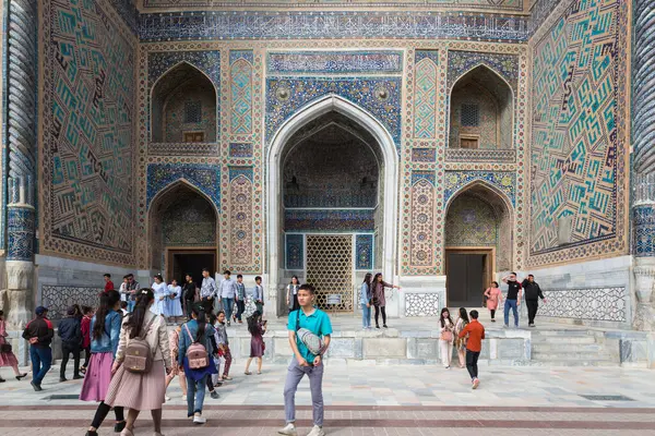 SAMARKAND, UZBEKISTAN - 17 Nisan 2022: Samarkand, Özbekistan 'daki Registan Meydanı' nda Ulugh Beg Madrasah