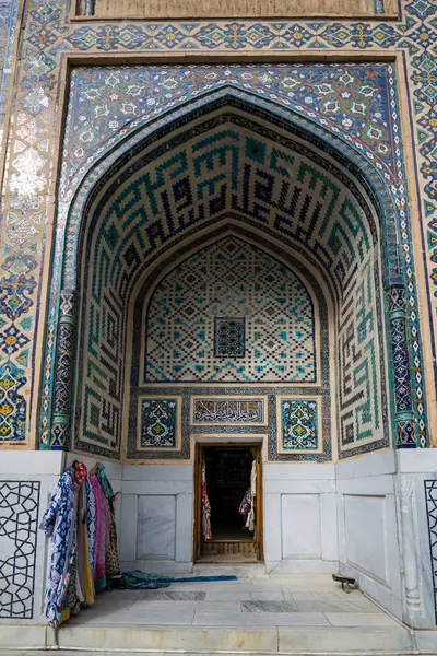 Semerkant, Özbekistan 'daki Registan Meydanı' nda Ulugh Yalvarıyor Madrasah