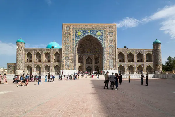 SAMARKAND, UZBEKISTAN - 17 Nisan 2022: Tilya Kori Madrasa, ayrıca Tila-Kori Madrasa olarak da bilinir, Semerkand 'ın tarihi merkezinde 17. yüzyıldan kalma bir medresedir.