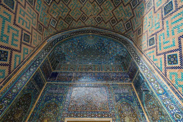 Semerkant, Özbekistan 'daki Registan Meydanı' nda Ulugh Yalvarıyor Madrasah