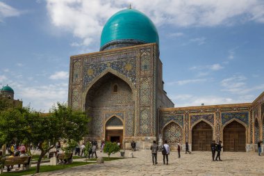 SAMARKAND, UZBEKISTAN - 17 Nisan 2022: Tilya Kori Madrasa, ayrıca Tila-Kori Madrasa olarak da bilinir, Semerkand 'ın tarihi merkezinde 17. yüzyıldan kalma bir medresedir.