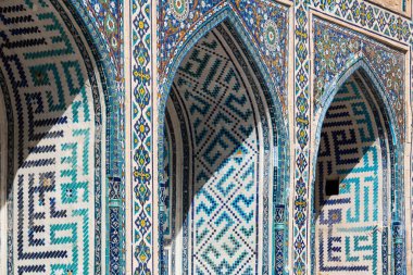 Semerkant, Özbekistan 'daki Registan Meydanı' nda Ulugh Yalvarıyor Madrasah