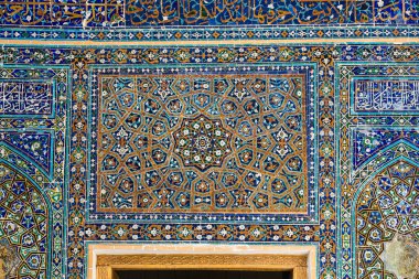 Semerkant, Özbekistan 'daki Registan meydanında Ulugh Dilenci Madrasah cephesi