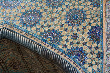 Semerkant, Özbekistan 'daki Registan meydanında Ulugh Dilenci Madrasah cephesi
