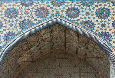Semerkant, Özbekistan 'daki Registan meydanında Ulugh Dilenci Madrasah cephesi