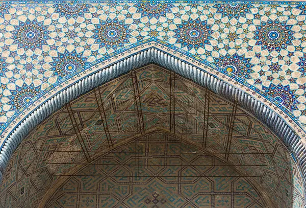 Semerkant, Özbekistan 'daki Registan meydanında Ulugh Dilenci Madrasah cephesi