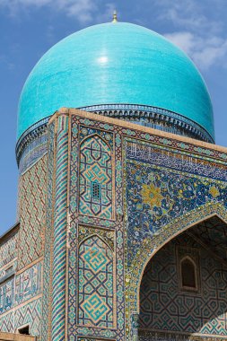 Tilya Kori Madrasa 'nın cephesi, aynı zamanda Tila-Kori Madrasa olarak da bilinir, Semerkand' ın tarihi merkezinde 17. yüzyıldan kalma bir medrese.