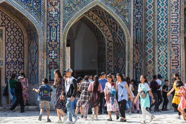 SAMARKAND, UZBEKISTAN - 17 Nisan 2022: Samarkand, Özbekistan 'daki Registan Meydanı' nda Ulugh Beg Madrasah