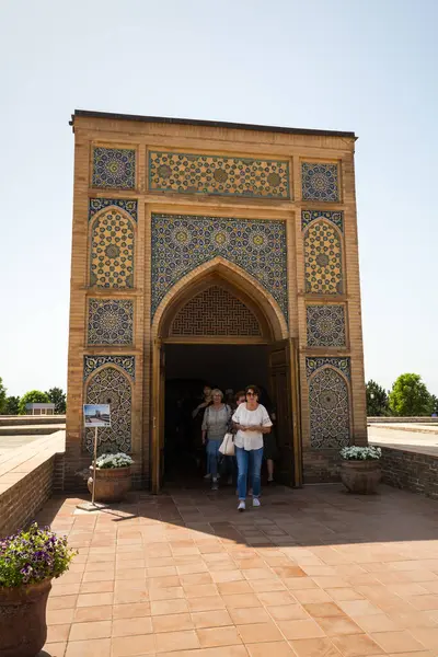 SAMARKAND, UZBEKISTAN - 17 Nisan 2022: Semerkand, Özbekistan 'da 1420' lerde Timurid astronom Ulugh Beg tarafından inşa edilen Ulugh Beg Gözlemevi