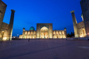 Semerkant, Özbekistan 'daki Registan ve üç medresesinin manzarası. Soldan sağa: Ulugh Dilenci Madrasah, Tilya-Kori Madrasah ve Sher-Dor Madrasah.
