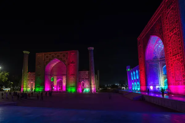 Semerkant, Özbekistan 'daki Registan ve medreselerinin manzarası