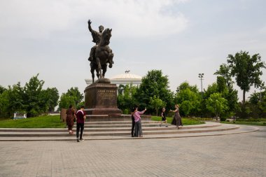 TASHKENT, UZBEKISTAN - 18 Nisan 2022: Emir Timur anıtı, Özbek devletinin kurucularından, devlet adamı ve askeri lider Tamerlane 'in bronz binicilik anıtıdır.