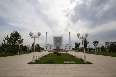 TASHKENT, UZBEKISTAN - 18 Nisan 2022: Küçük Cami, başkentin yeni bölgesinde inşa edilen ve Taşkent 'te yeni inşa edilen görkemli camilerden biridir.