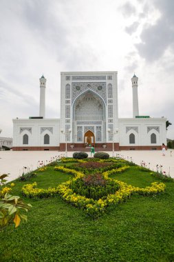 TASHKENT, UZBEKISTAN - 18 Nisan 2022: Küçük Cami, başkentin yeni bölgesinde inşa edilen ve Taşkent 'te yeni inşa edilen görkemli camilerden biridir.