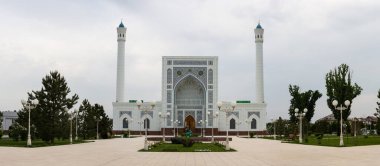 TASHKENT, UZBEKISTAN - 18 Nisan 2022: Küçük Cami, başkentin yeni bölgesinde inşa edilen ve Taşkent 'te yeni inşa edilen görkemli camilerden biridir.