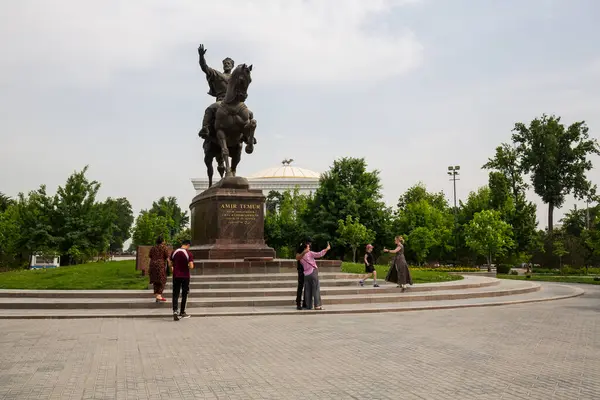 TASHKENT, UZBEKISTAN - 18 Nisan 2022: Emir Timur anıtı, Özbek devletinin kurucularından, devlet adamı ve askeri lider Tamerlane 'in bronz binicilik anıtıdır.
