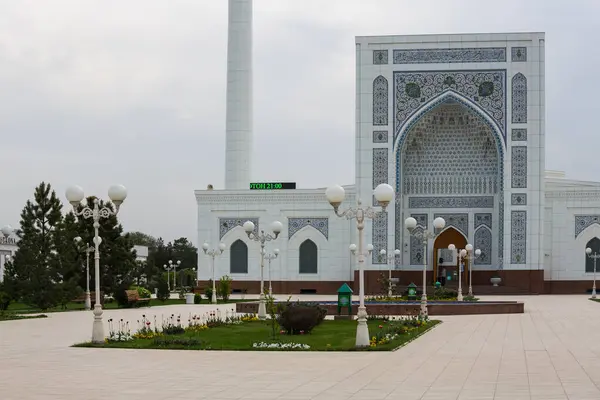 TASHKENT, UZBEKISTAN - 18 Nisan 2022: Küçük Cami, başkentin yeni bölgesinde inşa edilen ve Taşkent 'te yeni inşa edilen görkemli camilerden biridir.