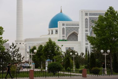 TASHKENT, UZBEKISTAN - 18 Nisan 2022: Küçük Cami, başkentin yeni bölgesinde inşa edilen ve Taşkent 'te yeni inşa edilen görkemli camilerden biridir.