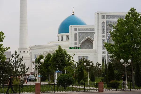 TASHKENT, UZBEKISTAN - 18 Nisan 2022: Küçük Cami, başkentin yeni bölgesinde inşa edilen ve Taşkent 'te yeni inşa edilen görkemli camilerden biridir.