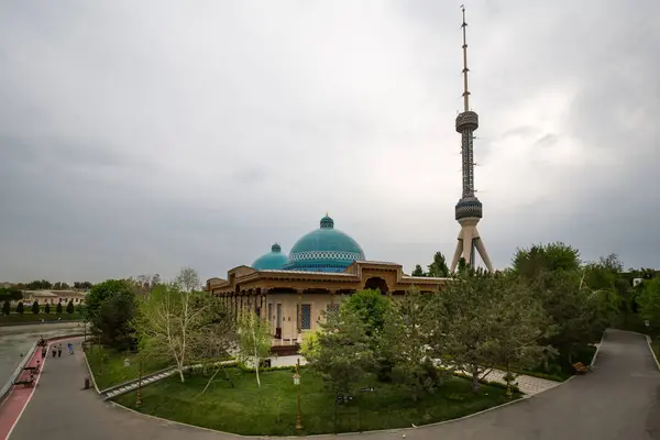 Özbekistan, Taşkent 'teki siyasi baskı ve televizyon kulesi kurbanlarının anısına anıt kompleksi ve park