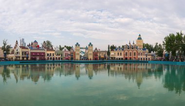 TASHKENT, UZBEKISTAN - 20 Nisan 2022: Büyülü Şehir, Özbekistan 'ın başkenti Taşkent' teki modern bir lunapark