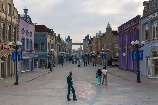 TASHKENT, UZBEKISTAN - 20 Nisan 2022: Büyülü Şehir, Özbekistan 'ın başkenti Taşkent' teki modern bir lunapark