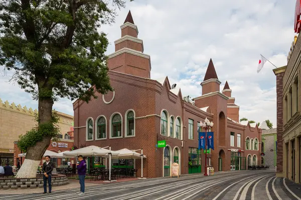 TASHKENT, UZBEKISTAN - 20 Nisan 2022: Büyülü Şehir, Özbekistan 'ın başkenti Taşkent' teki modern bir lunapark