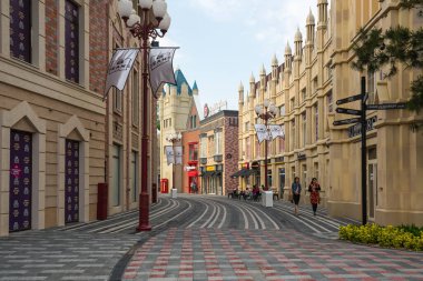 TASHKENT, UZBEKISTAN - 20 Nisan 2022: Büyülü Şehir, Özbekistan 'ın başkenti Taşkent' teki modern bir lunapark
