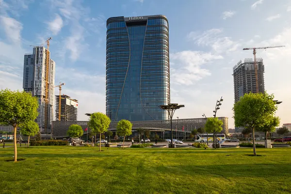 TASHKENT, UZBEKISTAN - 20 Nisan 2022: Özbekistan 'ın başkenti Taşkent' teki modern binaların manzarası